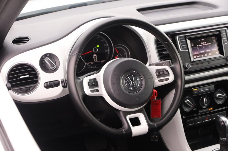 Volkswagen Beetle Convertible Vehicle Image 17