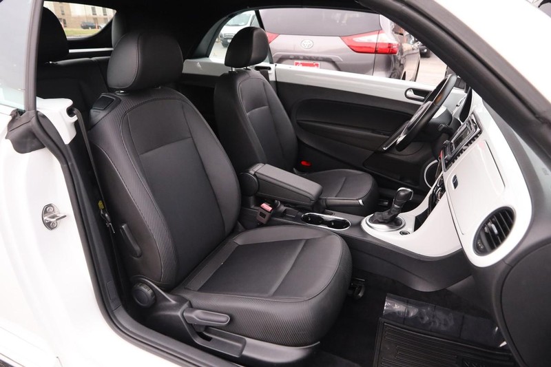 Volkswagen Beetle Convertible Vehicle Image 19
