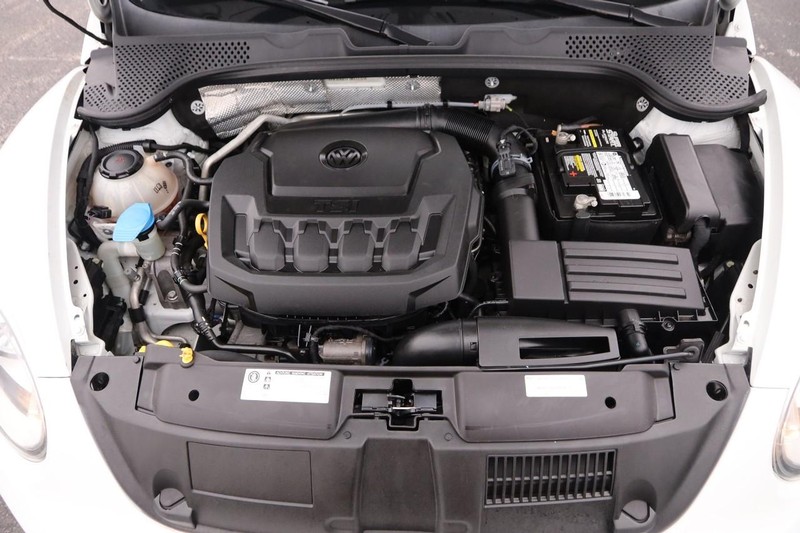 Volkswagen Beetle Convertible Vehicle Image 20