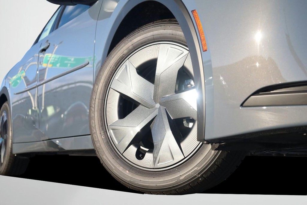 Toyota Prius Vehicle Full-screen Gallery Image 3