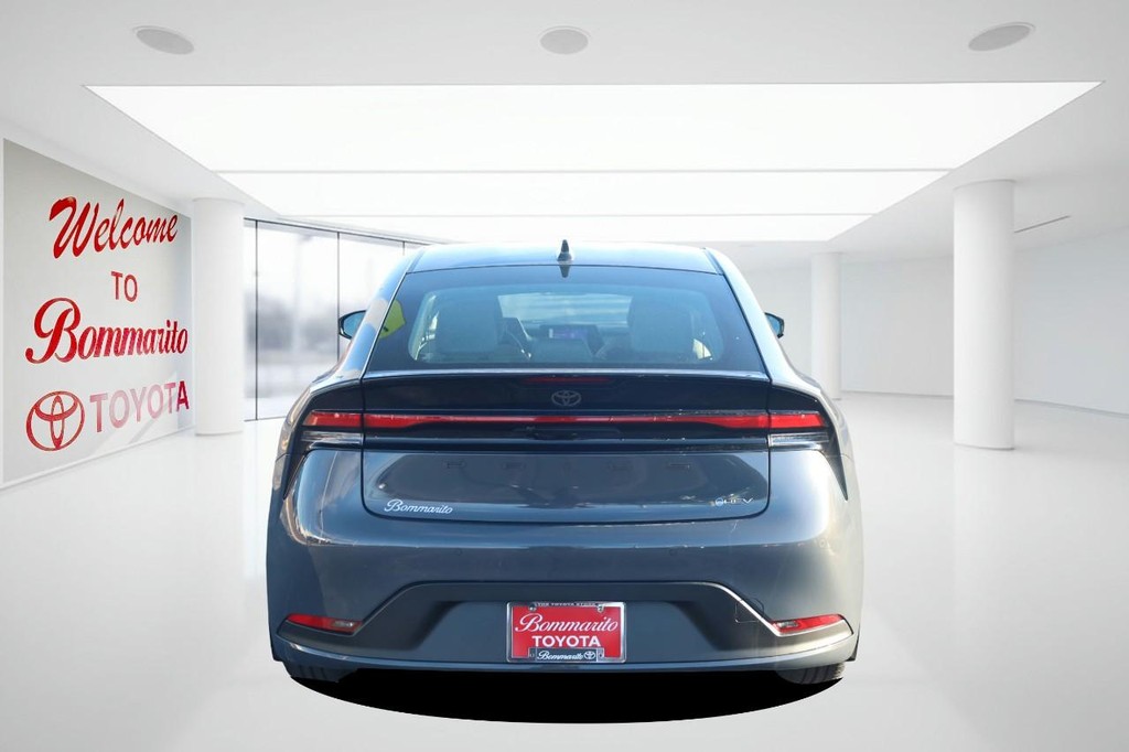 Toyota Prius Vehicle Full-screen Gallery Image 6