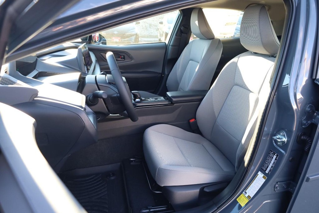 Toyota Prius Vehicle Full-screen Gallery Image 8