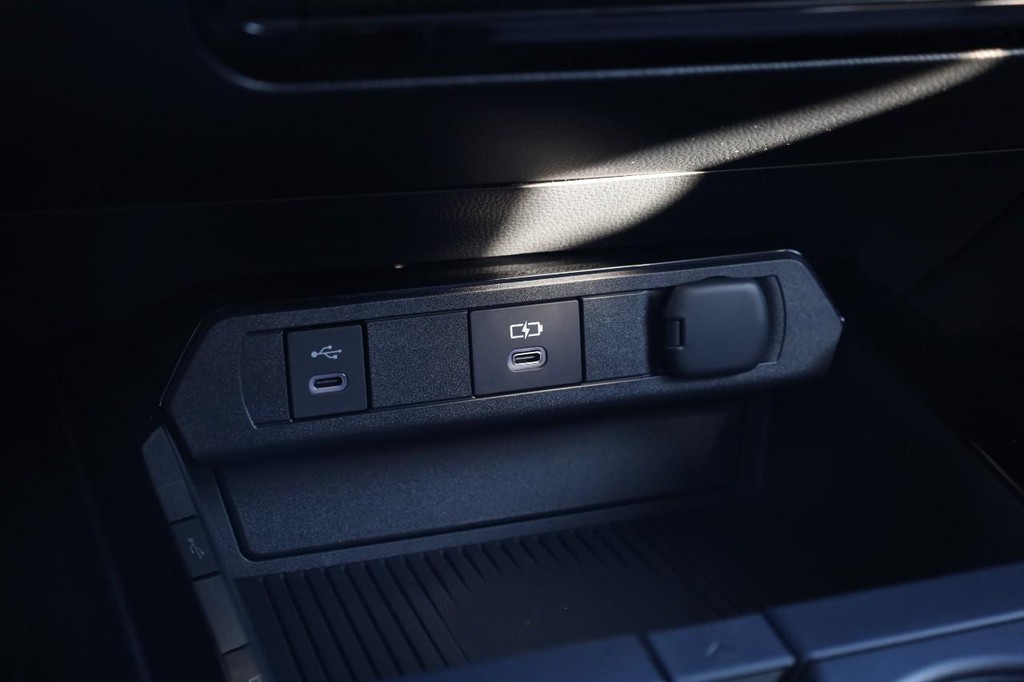 Toyota Prius Vehicle Full-screen Gallery Image 14