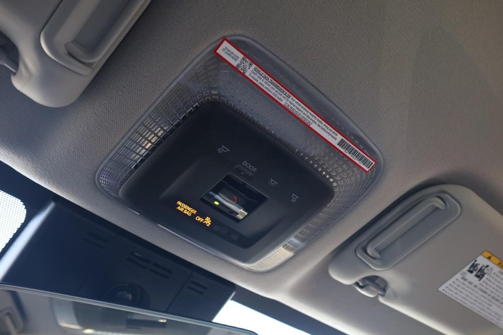 Toyota Prius Vehicle Full-screen Gallery Image 16