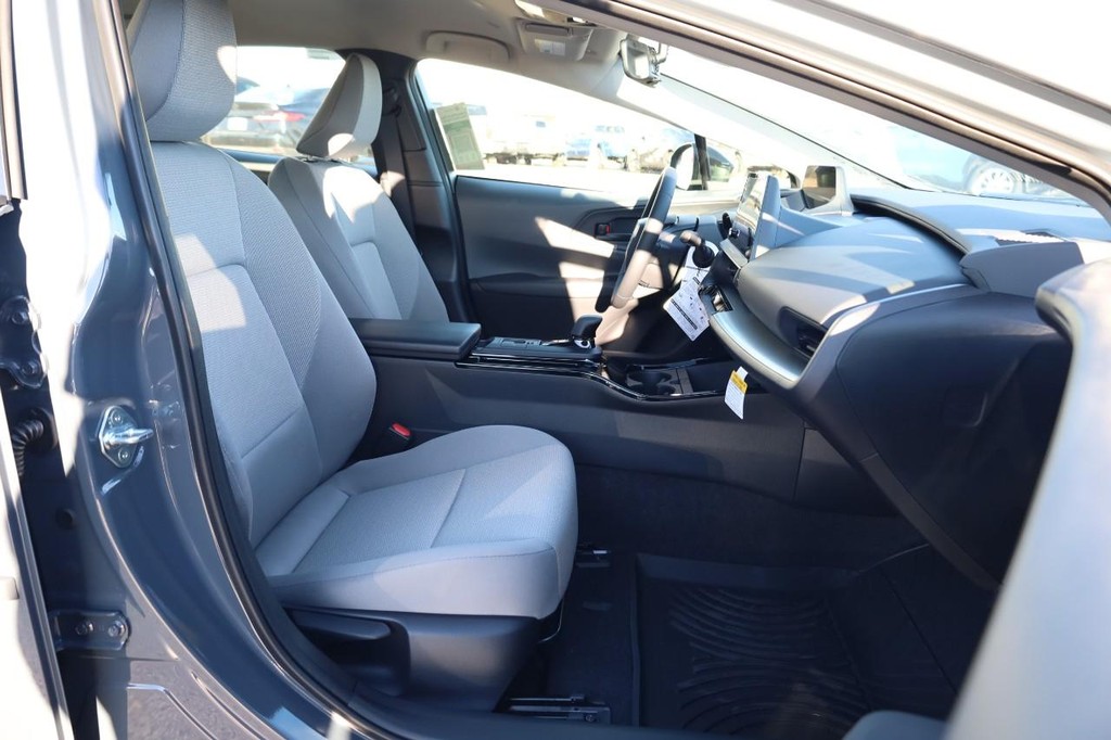 Toyota Prius Vehicle Full-screen Gallery Image 23