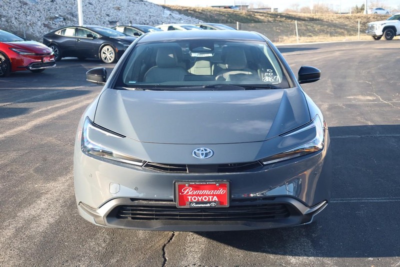 Toyota Prius Vehicle Full-screen Gallery Image 4