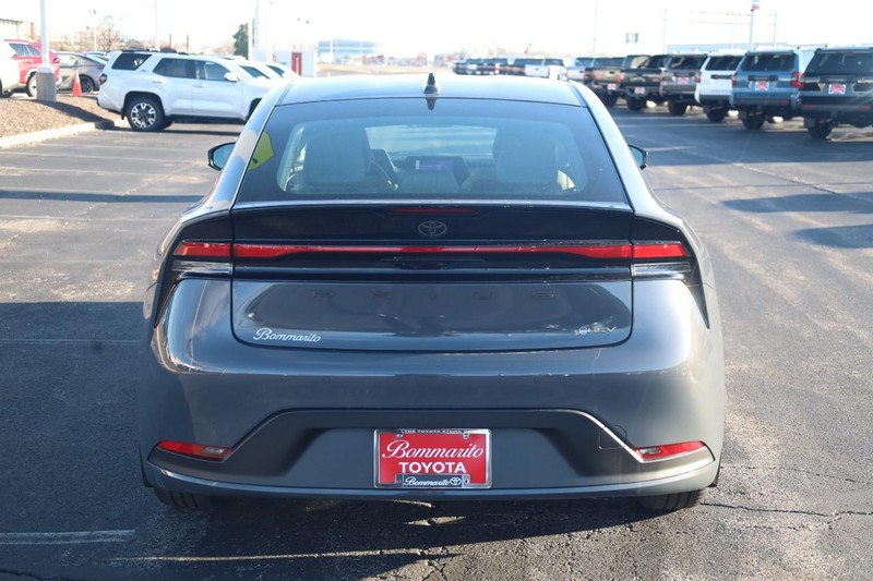 Toyota Prius Vehicle Full-screen Gallery Image 6