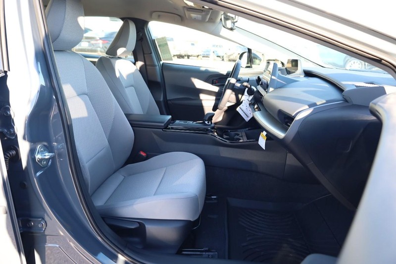 Toyota Prius Vehicle Full-screen Gallery Image 23