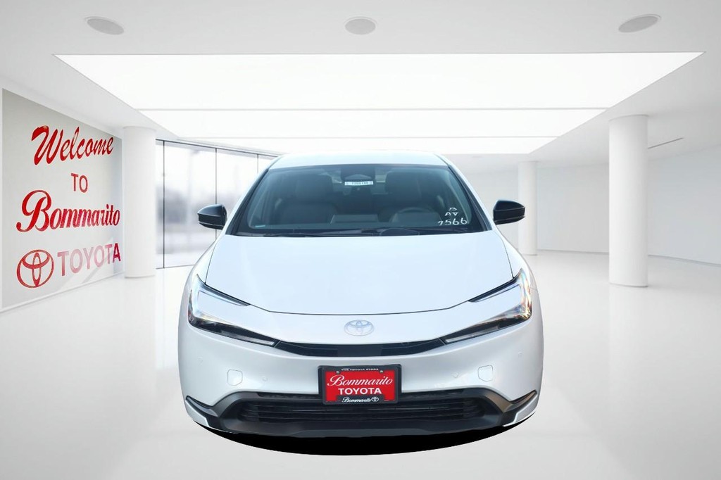 Toyota Prius Vehicle Full-screen Gallery Image 4