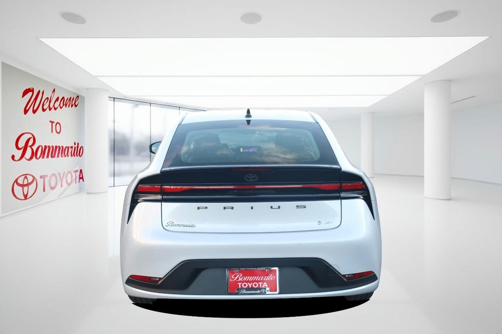 Toyota Prius Vehicle Full-screen Gallery Image 6