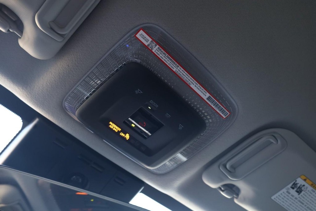 Toyota Prius Vehicle Full-screen Gallery Image 16