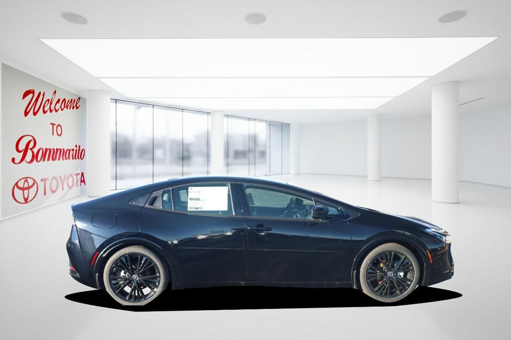 Toyota Prius Plug-In Hybrid Vehicle Full-screen Gallery Image 5