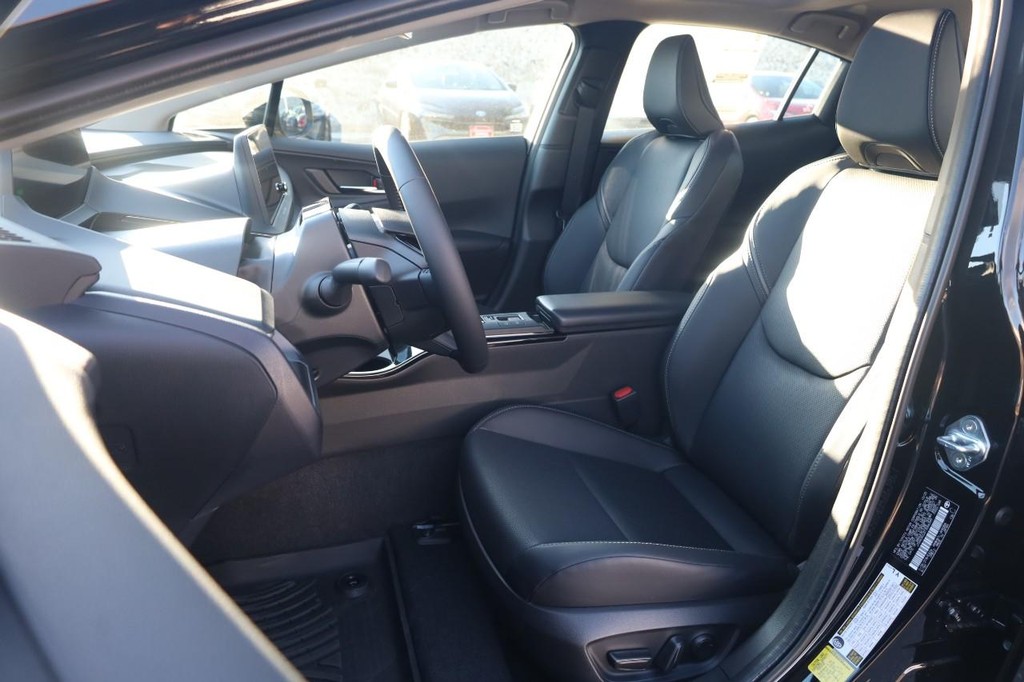 Toyota Prius Plug-In Hybrid Vehicle Full-screen Gallery Image 8