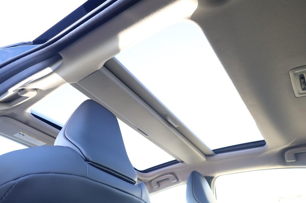 Toyota Prius Plug-In Hybrid Vehicle Full-screen Gallery Image 10