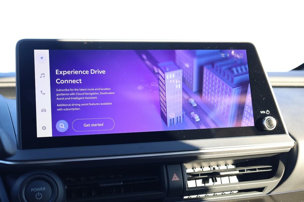 Toyota Prius Plug-In Hybrid Vehicle Full-screen Gallery Image 13