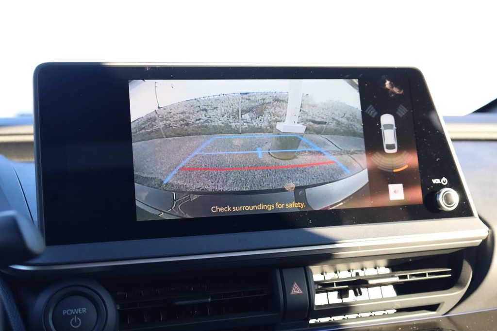 Toyota Prius Plug-In Hybrid Vehicle Full-screen Gallery Image 14