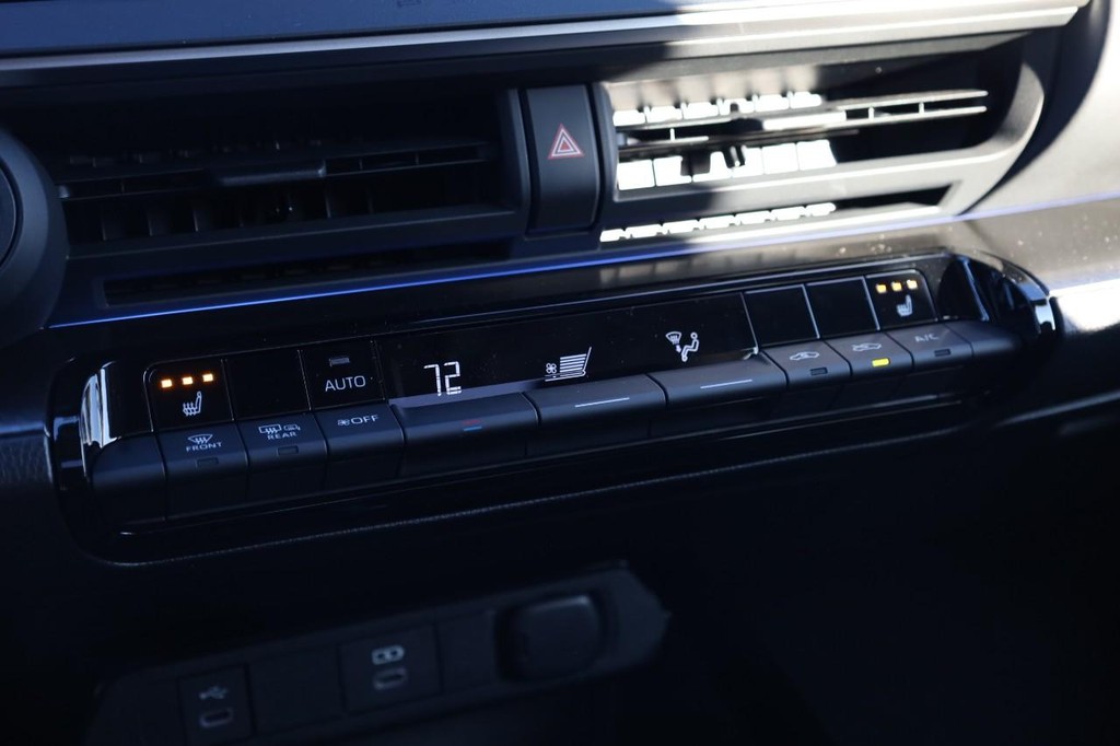 Toyota Prius Plug-In Hybrid Vehicle Full-screen Gallery Image 15