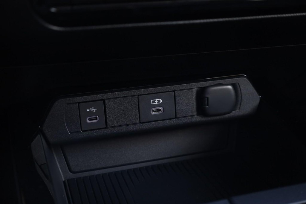 Toyota Prius Plug-In Hybrid Vehicle Full-screen Gallery Image 16