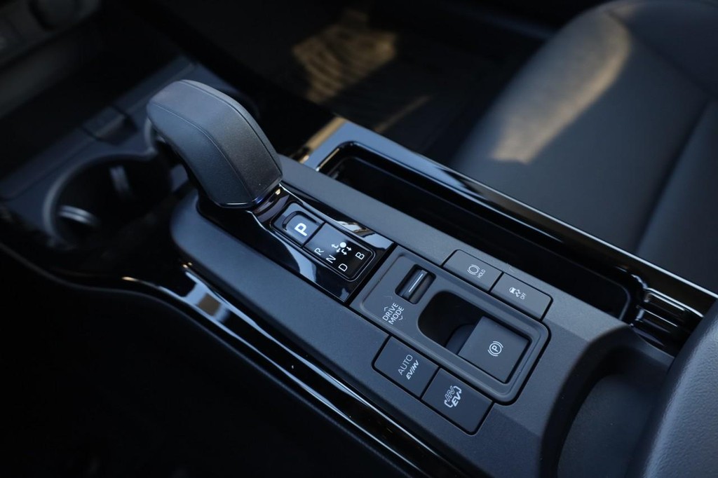 Toyota Prius Plug-In Hybrid Vehicle Full-screen Gallery Image 17