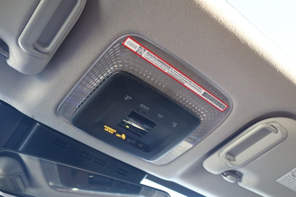 Toyota Prius Plug-In Hybrid Vehicle Full-screen Gallery Image 18