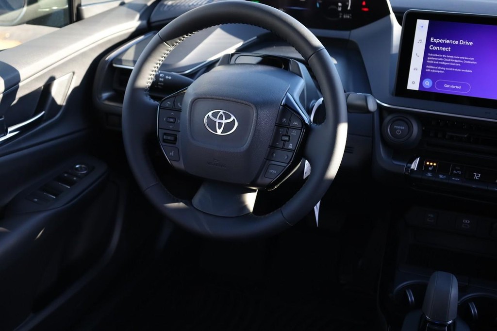 Toyota Prius Plug-In Hybrid Vehicle Full-screen Gallery Image 24