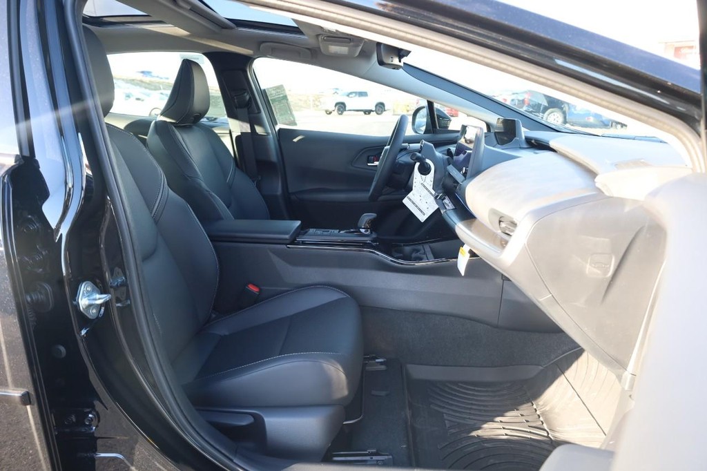 Toyota Prius Plug-In Hybrid Vehicle Full-screen Gallery Image 25