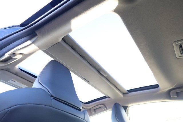 Toyota Prius Plug-In Hybrid Vehicle Image 10