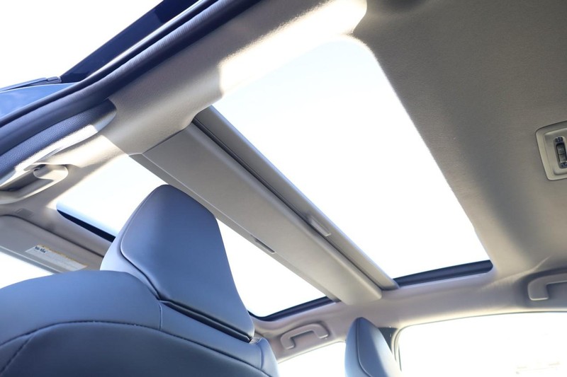 Toyota Prius Plug-In Hybrid Vehicle Image 10