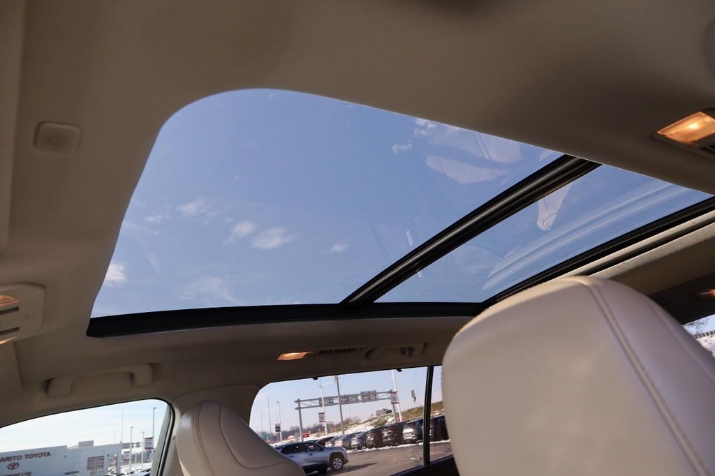 Toyota Highlander Vehicle Full-screen Gallery Image 9