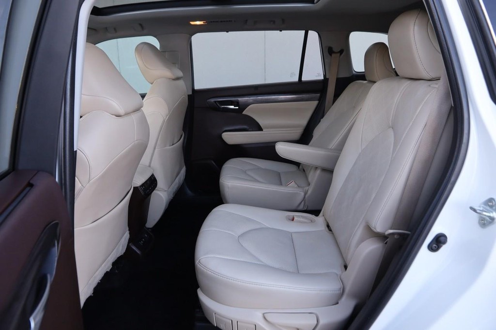 Toyota Highlander Vehicle Full-screen Gallery Image 11