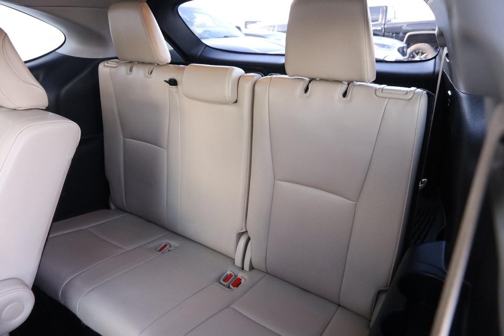 Toyota Highlander Vehicle Full-screen Gallery Image 12