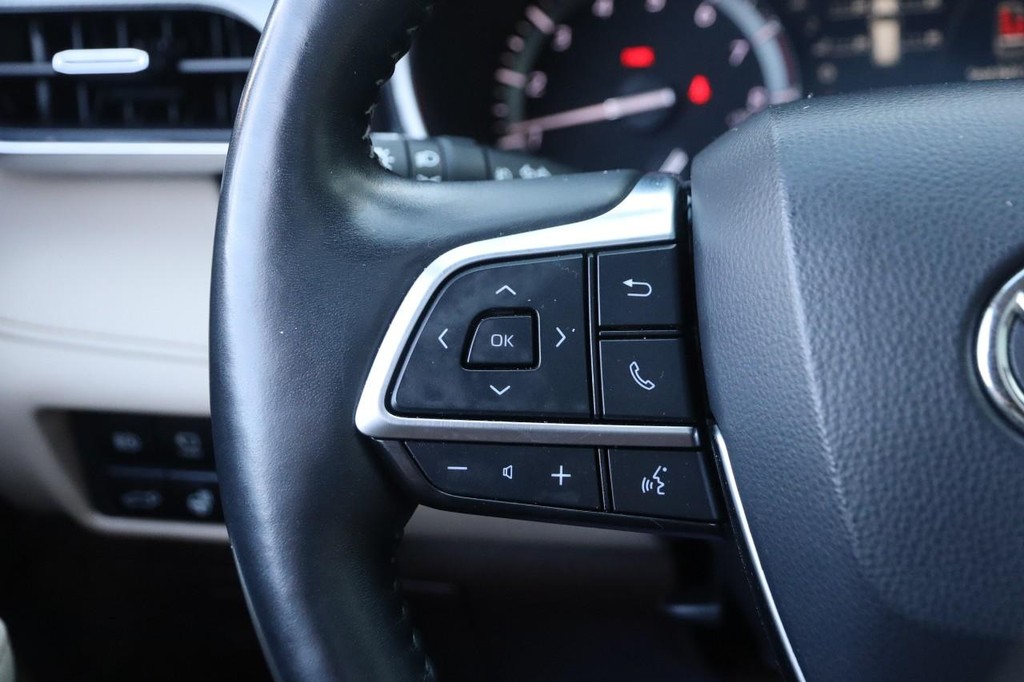 Toyota Highlander Vehicle Full-screen Gallery Image 14