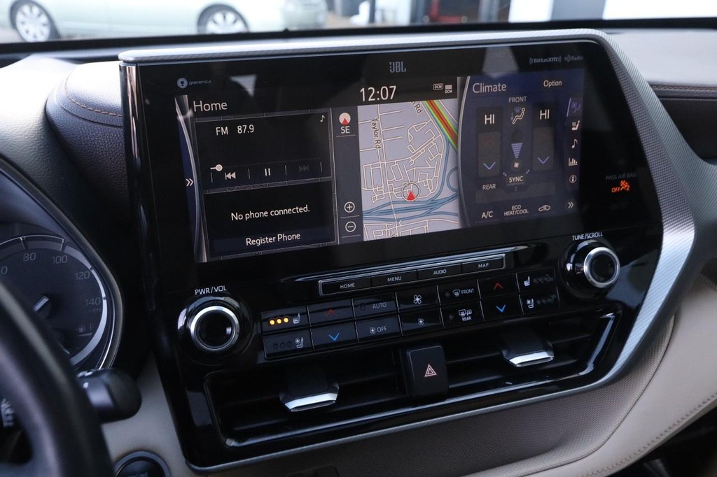 Toyota Highlander Vehicle Full-screen Gallery Image 18