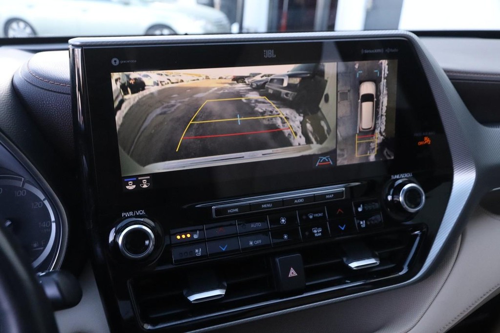 Toyota Highlander Vehicle Full-screen Gallery Image 19