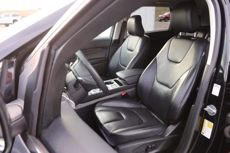 Ford Edge Vehicle Full-screen Gallery Image 09