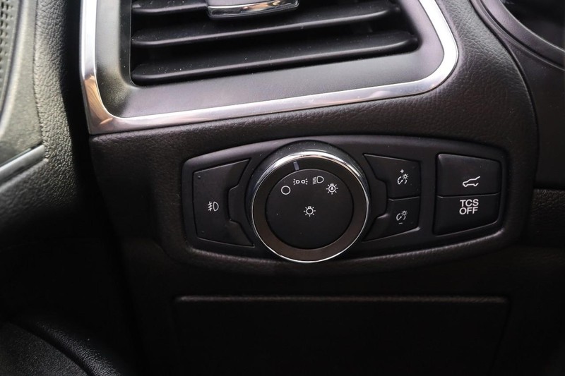 Ford Edge Vehicle Full-screen Gallery Image 19