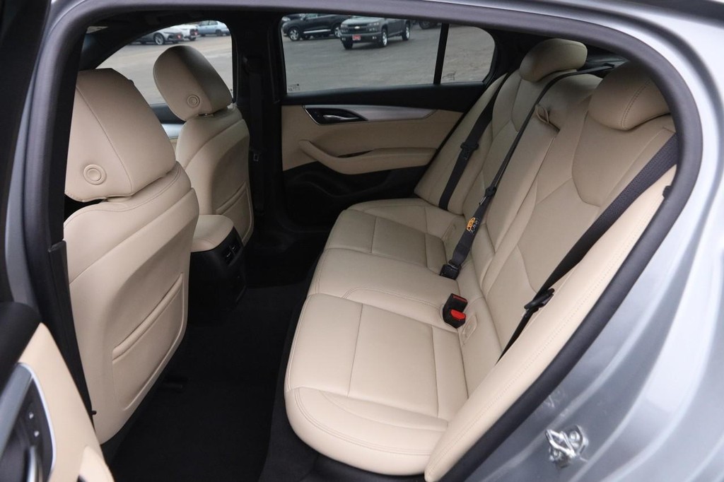 Cadillac CT5 Vehicle Full-screen Gallery Image 9