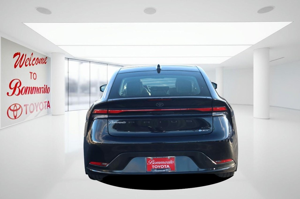 Toyota Prius Vehicle Full-screen Gallery Image 6