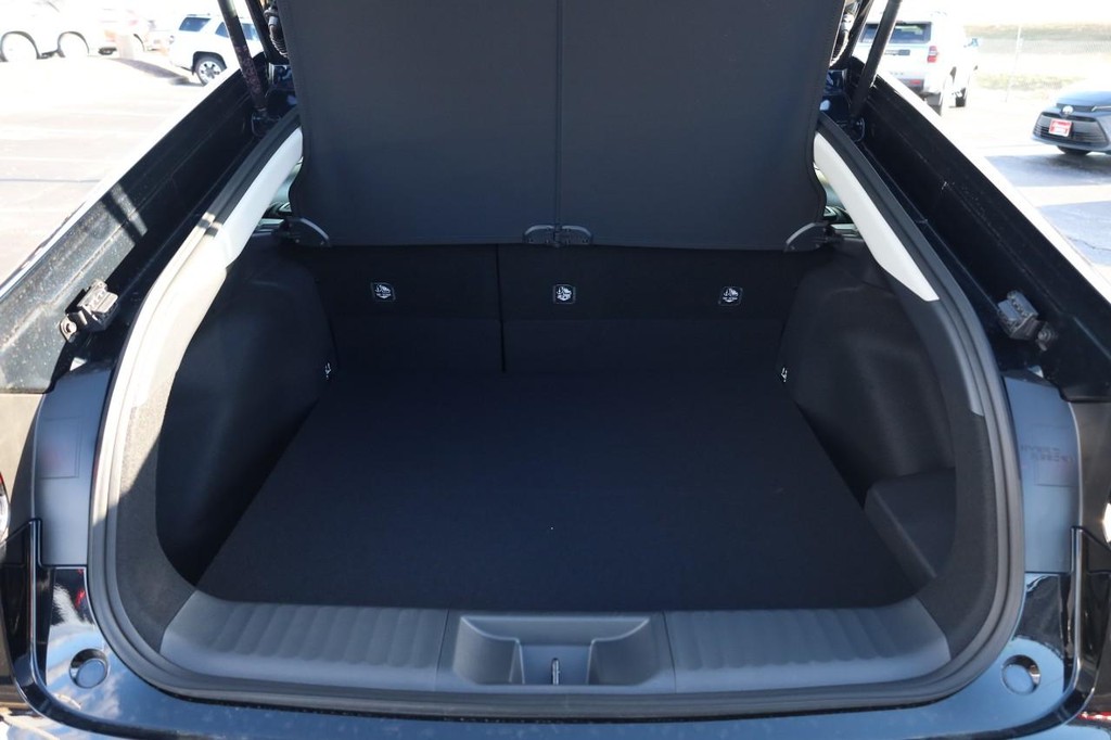 Toyota Prius Vehicle Full-screen Gallery Image 7