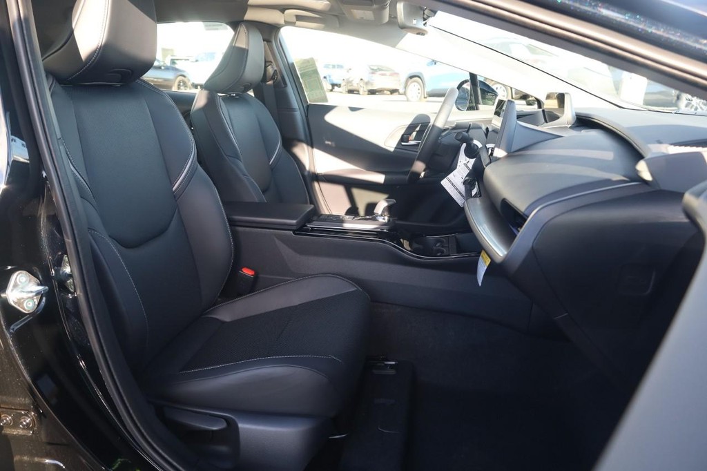 Toyota Prius Vehicle Full-screen Gallery Image 24