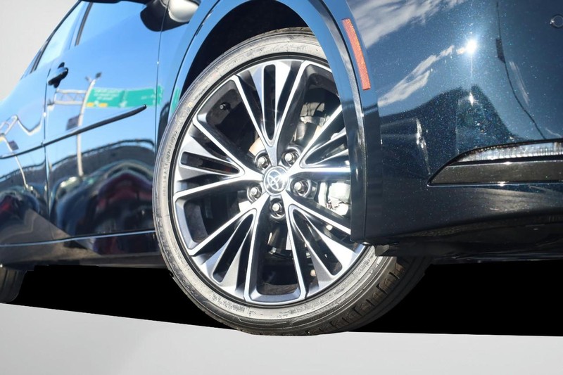 Toyota Prius Vehicle Image 03