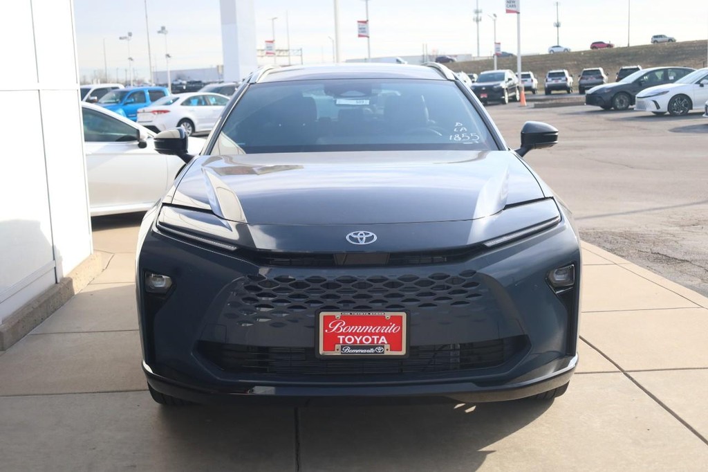 Toyota Crown Signia Vehicle Full-screen Gallery Image 4