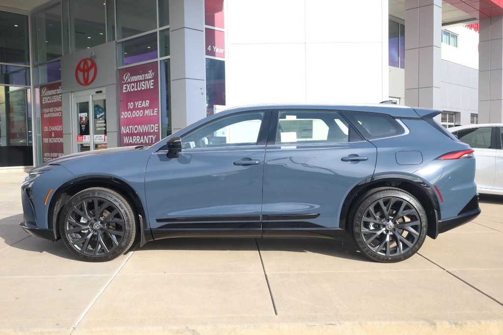 Toyota Crown Signia Vehicle Full-screen Gallery Image 5