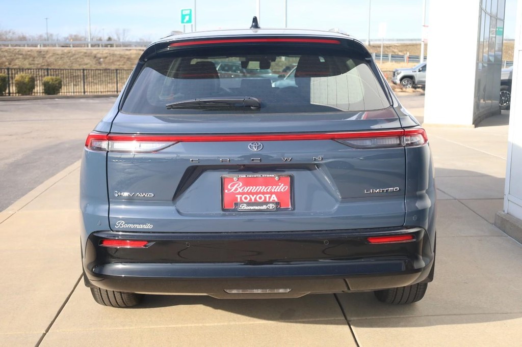 Toyota Crown Signia Vehicle Full-screen Gallery Image 6