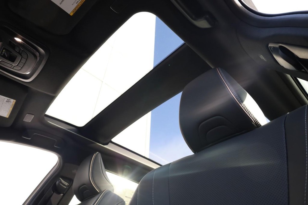 Toyota Crown Signia Vehicle Full-screen Gallery Image 10