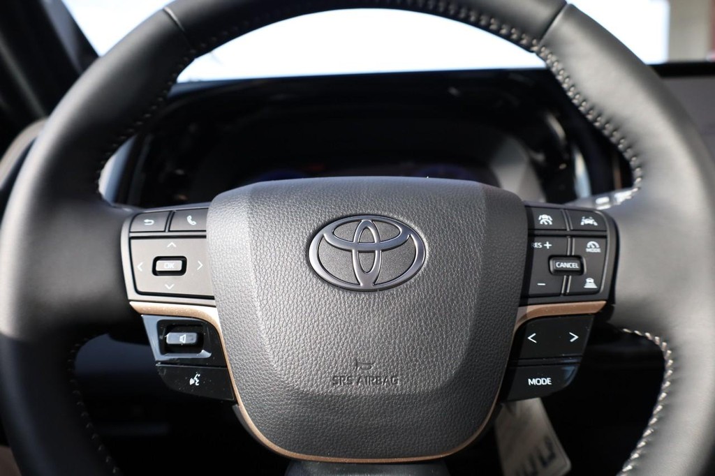 Toyota Crown Signia Vehicle Full-screen Gallery Image 12