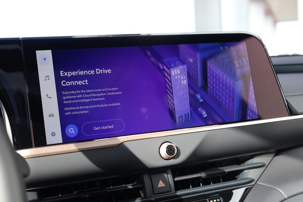 Toyota Crown Signia Vehicle Full-screen Gallery Image 14