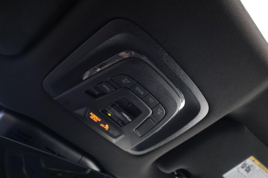 Toyota Crown Signia Vehicle Full-screen Gallery Image 18