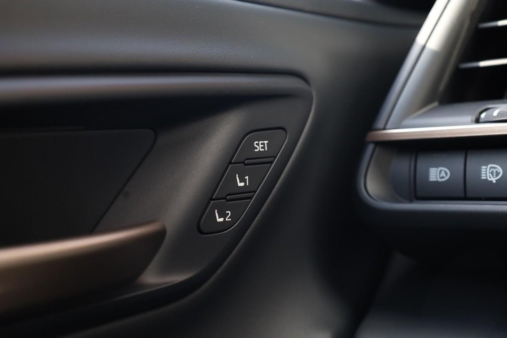 Toyota Crown Signia Vehicle Full-screen Gallery Image 21