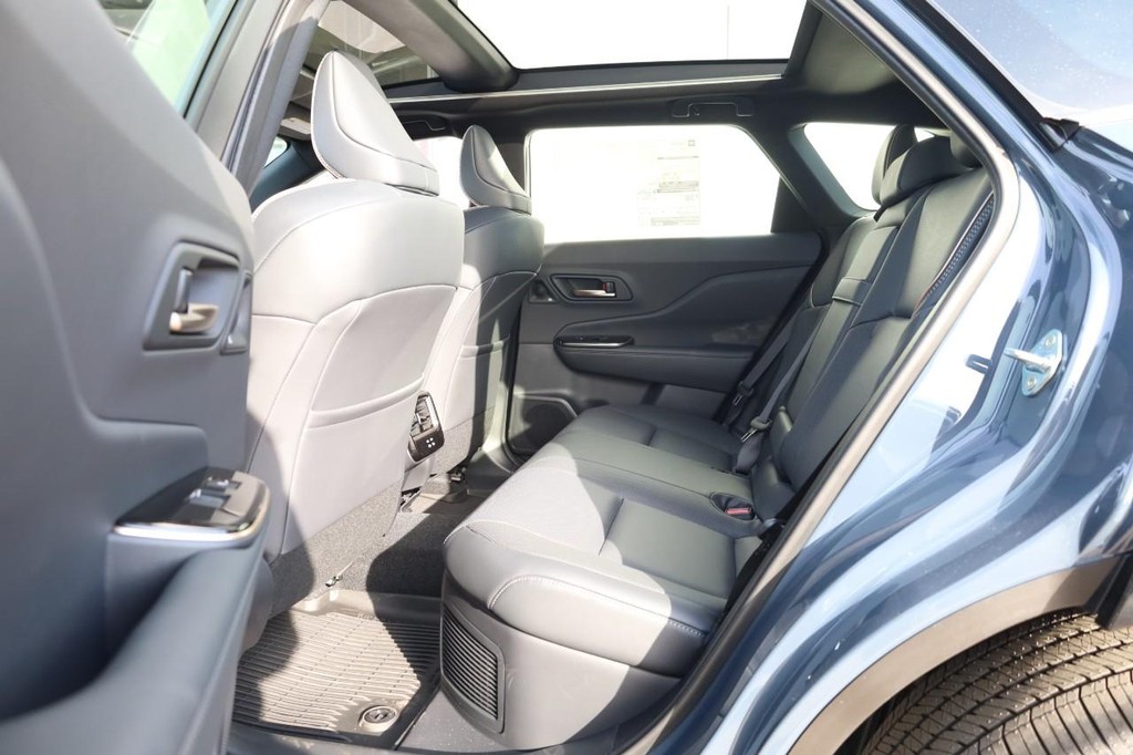 Toyota Crown Signia Vehicle Full-screen Gallery Image 22